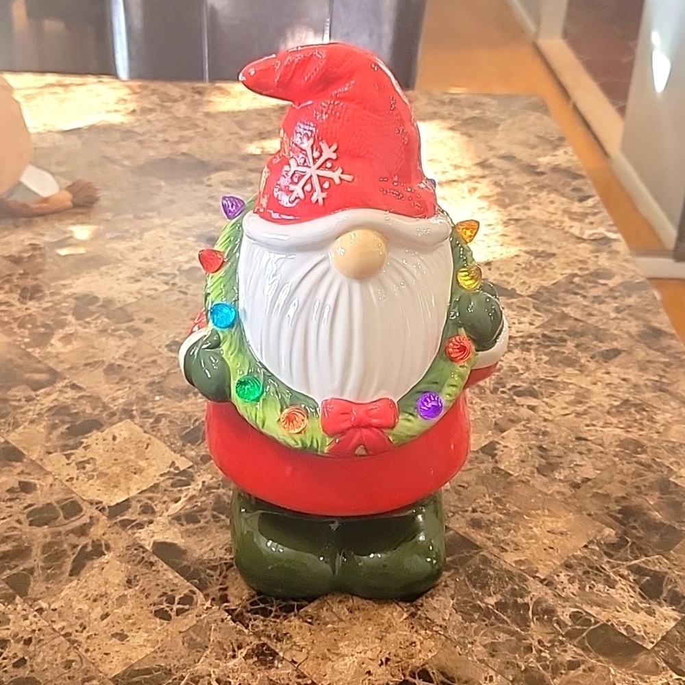 12" Nostalgic Ceramic Figure - Gnome with Wreath - Picture 4 of 10
